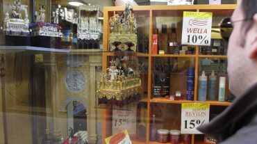 Granada premiará los escaparates decorados con objetos cofrades durante la Cuaresma