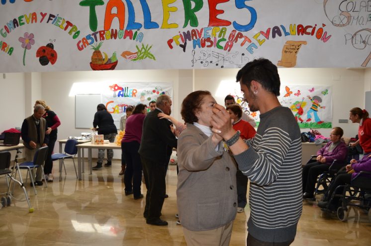 Jóvenes y mayores de Pinos Puente celebran una Fiesta de la Primavera intergeneracional