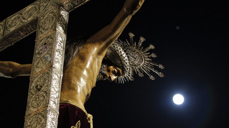 El Cristo de San Agustín ofreció bellas estampas en su regreso. Foto: Álex Cámara
