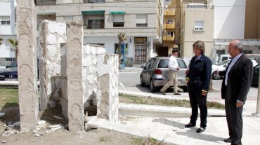 Diputación denuncia el desmantelamiento del monolito homenaje a las víctimas de las riadas de La Rábita
