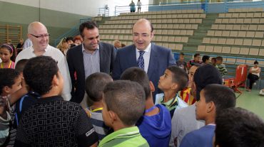 El presidente de la Diputación recibe a los niños saharauis que van a pasar el verano en Granada