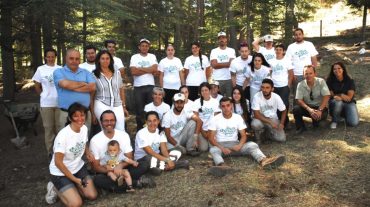 Una veintena de voluntarios ambientales mejoran el itinerario del jardín botánico de la Alfaguara