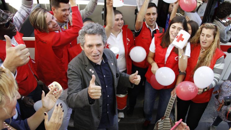 Miguel Ríos junto a la charanga de Cruz Roja en el Día de la Banderita. Foto: Álex Cámara