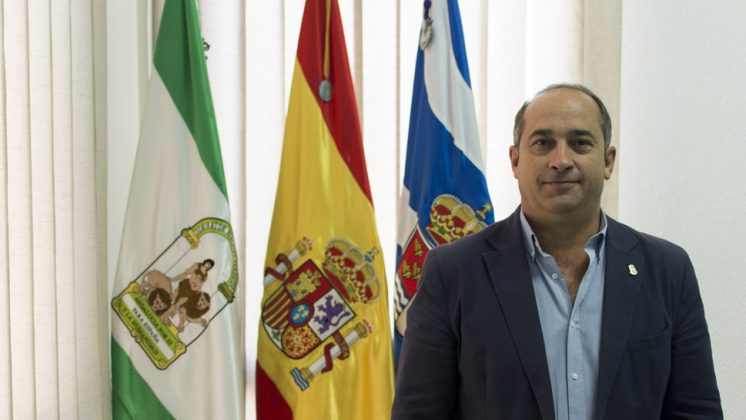 El alcalde de Vegas del Genil, José Aranda, en su despacho de la Alcaldía. Foto: Alberto Franco