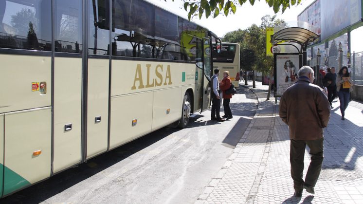 Los autobuses comunican Pinos Puente con la capital. Foto: Álex Cámara