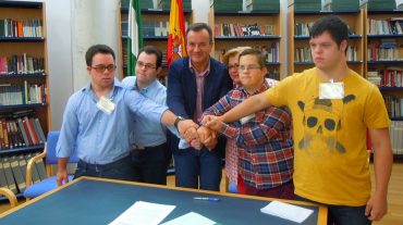 Jóvenes con Síndrome de Down realizan prácticas en centros de participación activa de personas mayores de Granada
