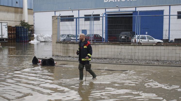 Un bombero trabaja en la zona de las inundaciones. Foto: aG