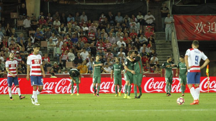 Los jugadores del Athletic celebran el segundo tanto anotado ante el Granada CF. Foto: Álex Cámara